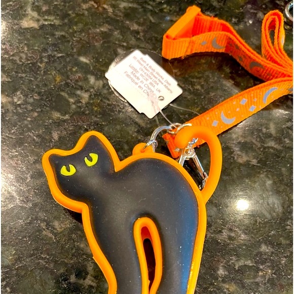 🎃BBW HTF🎃BLACK CAT LIGHTS UP & GLOWS IN DARK POCKETBAC HOLDER W/ LANYARD NWT - Picture 4 of 4